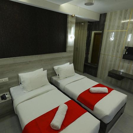 D-Luxe Hotel Kochi Екстериор снимка