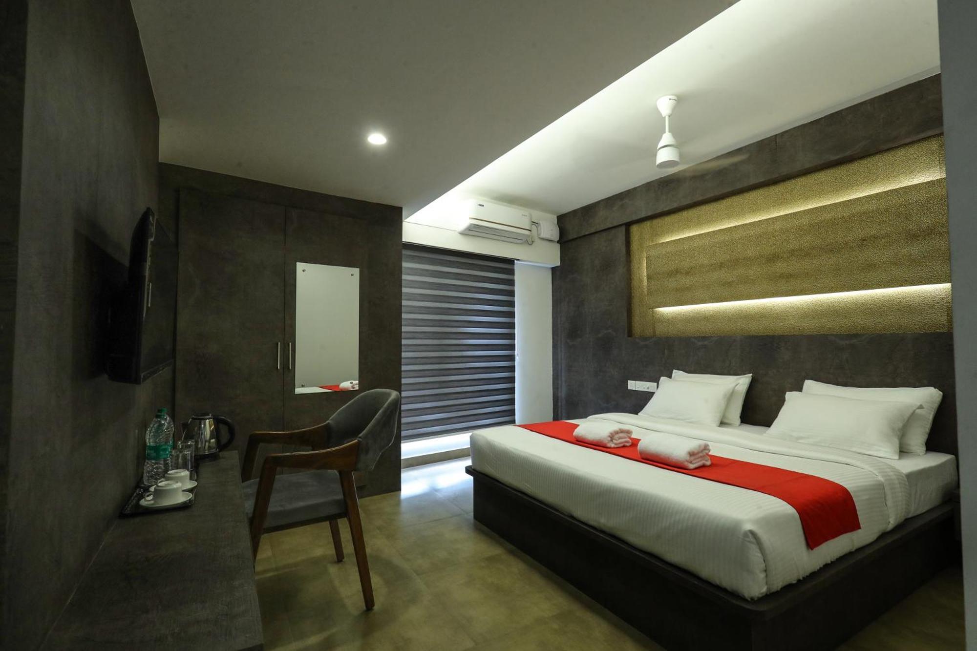 D-Luxe Hotel Kochi Екстериор снимка
